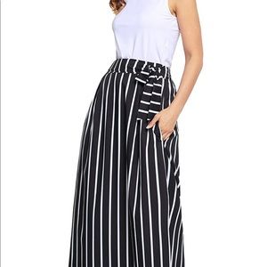 2 (two) skirts with pockets.